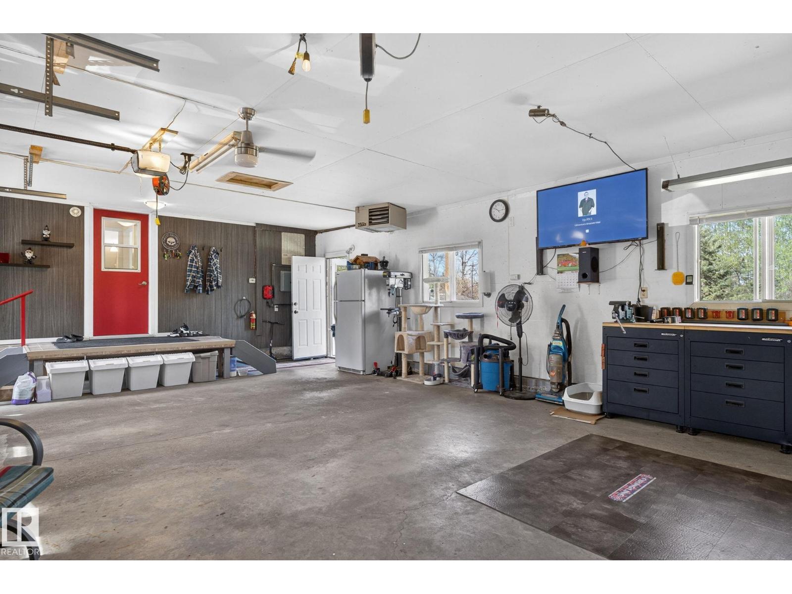 4911 46 ST - 62