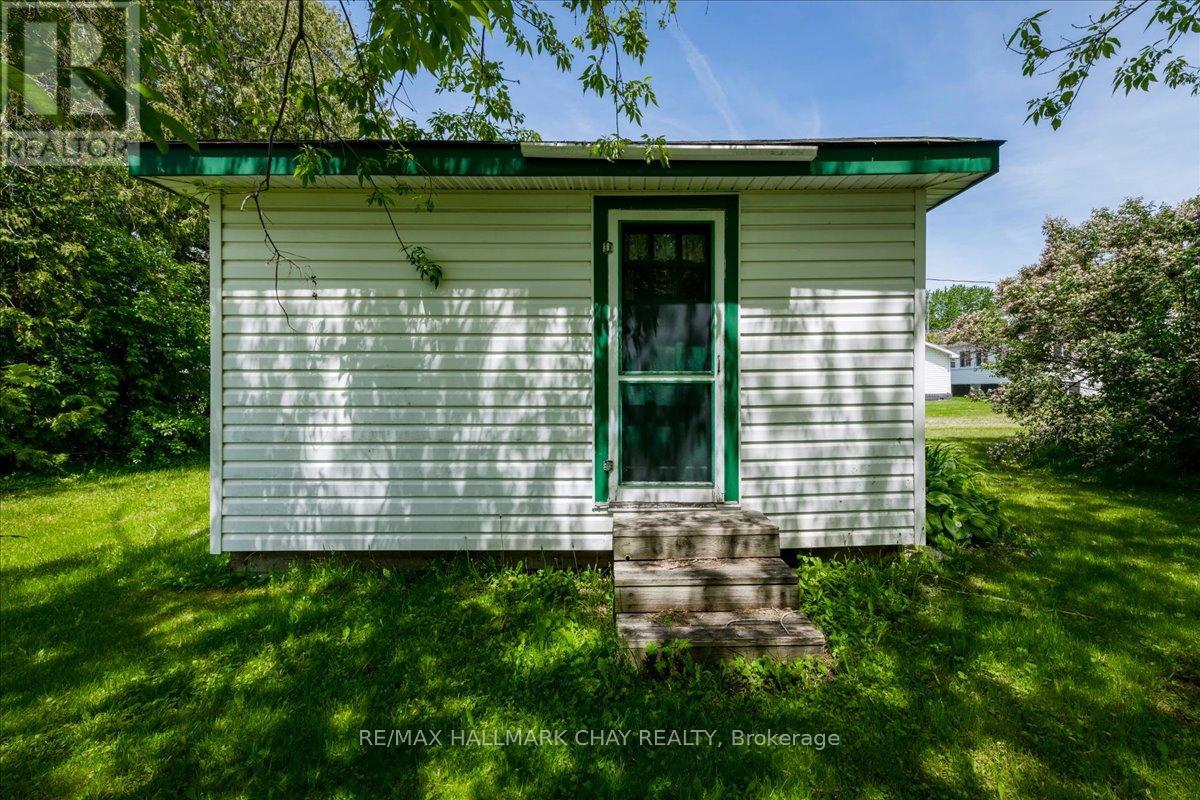 1056 EWART STREET - 10