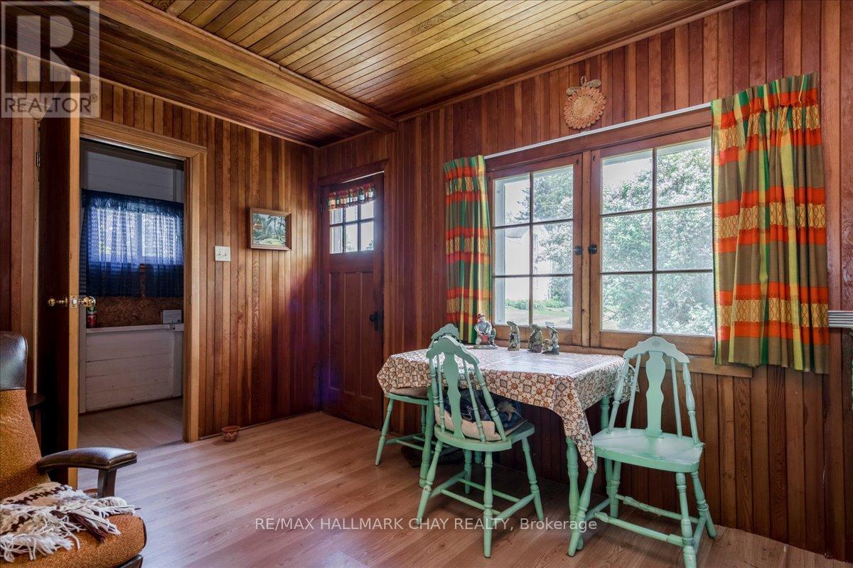1056 EWART STREET - 3