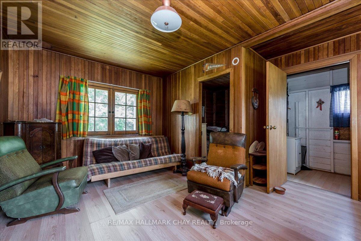 1056 EWART STREET - 4