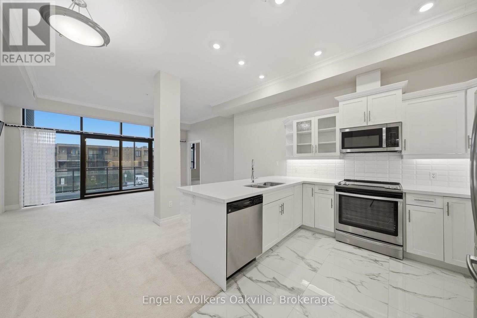 #101 3290 NEW STREET - 8