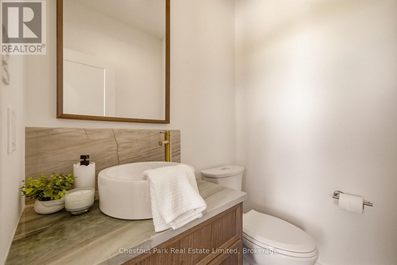 2621 VICTORIA ROAD - 32