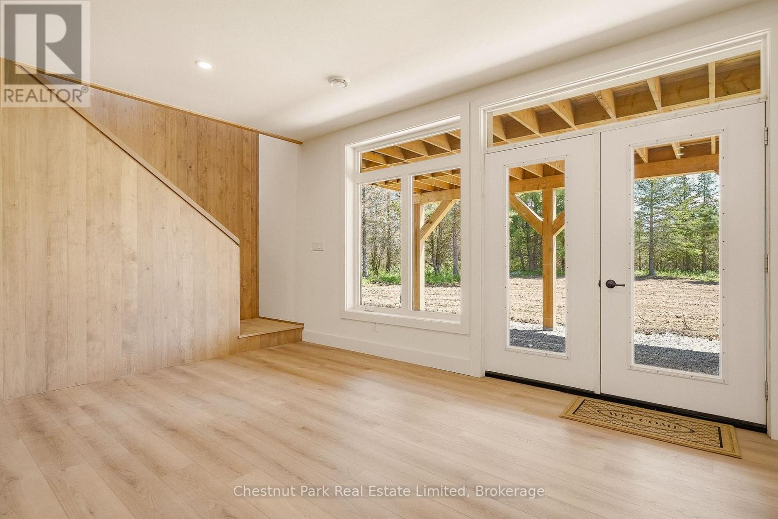 2621 VICTORIA ROAD - 34