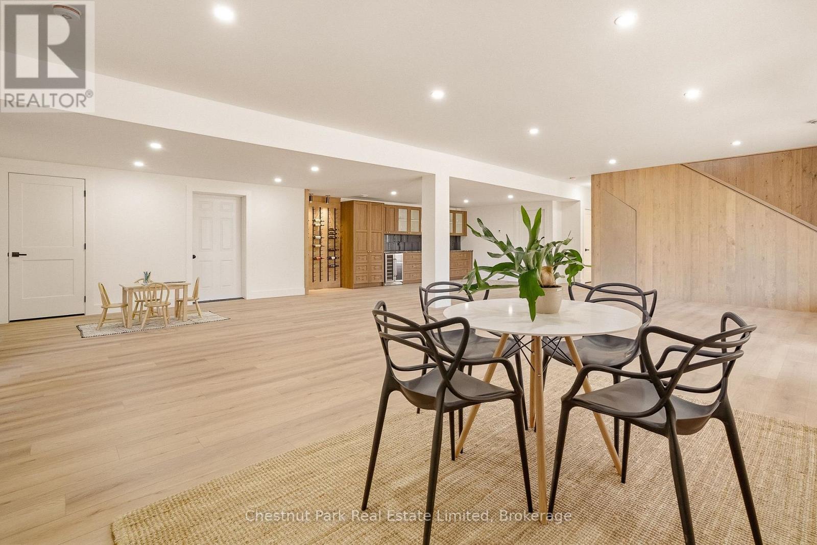 2621 VICTORIA ROAD - 36