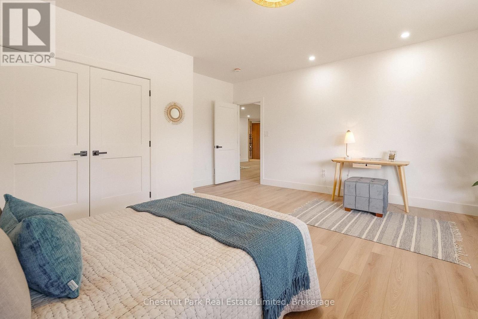 2621 VICTORIA ROAD - 40