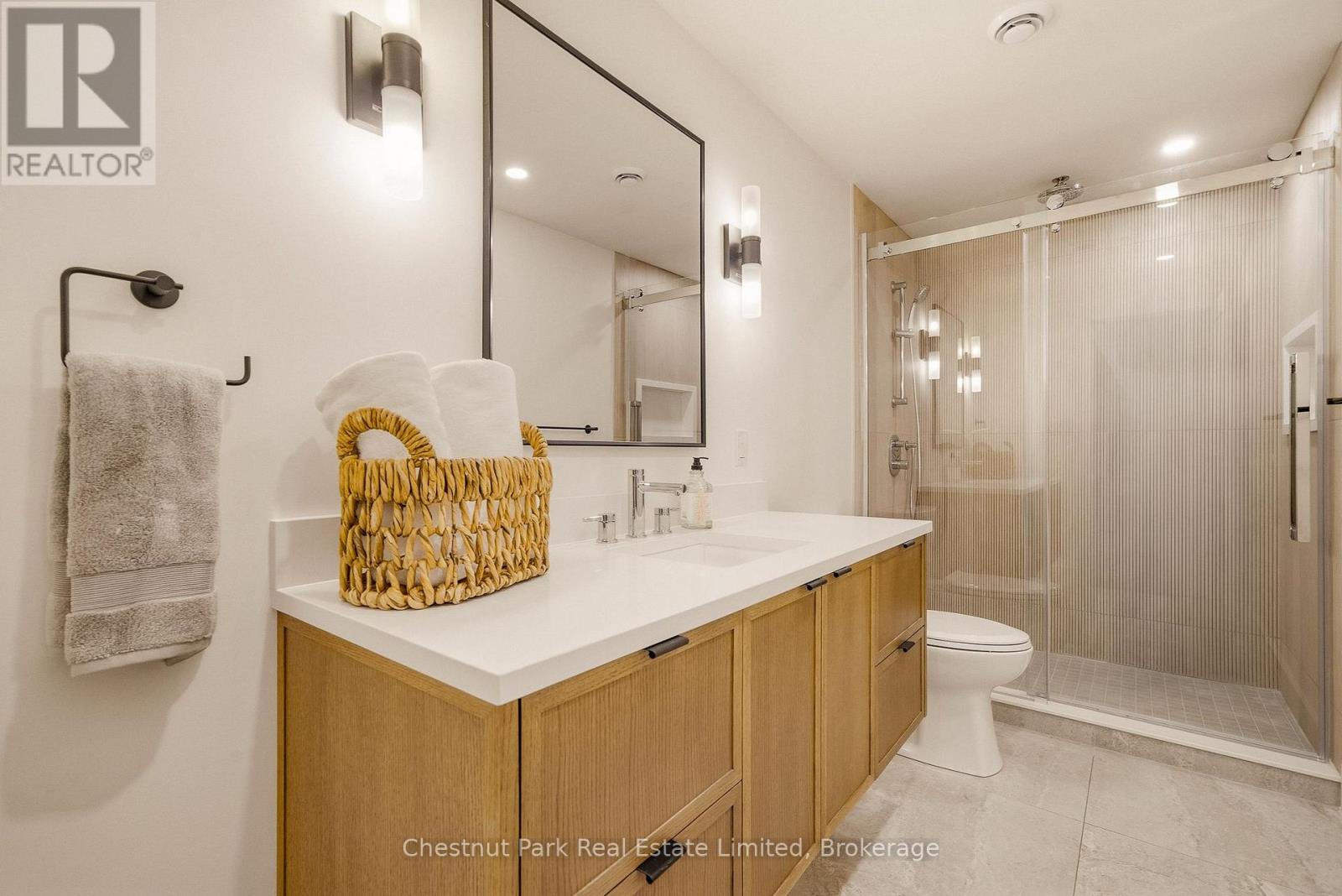 2621 VICTORIA ROAD - 43