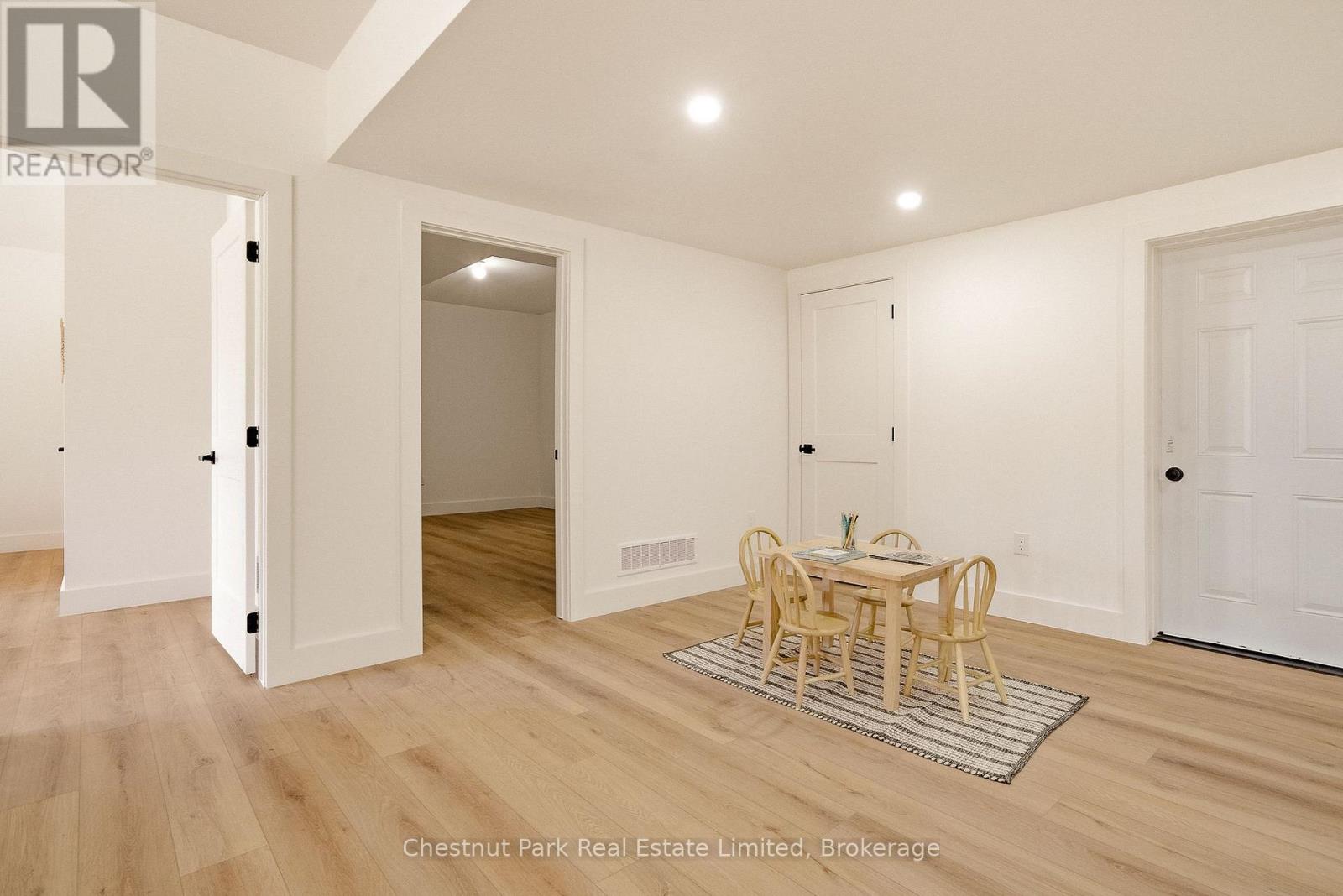 2621 VICTORIA ROAD - 44