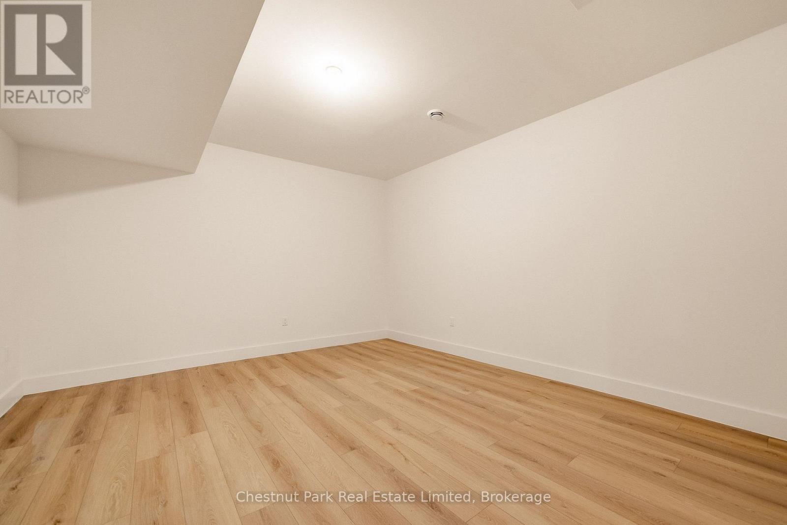 2621 VICTORIA ROAD - 45