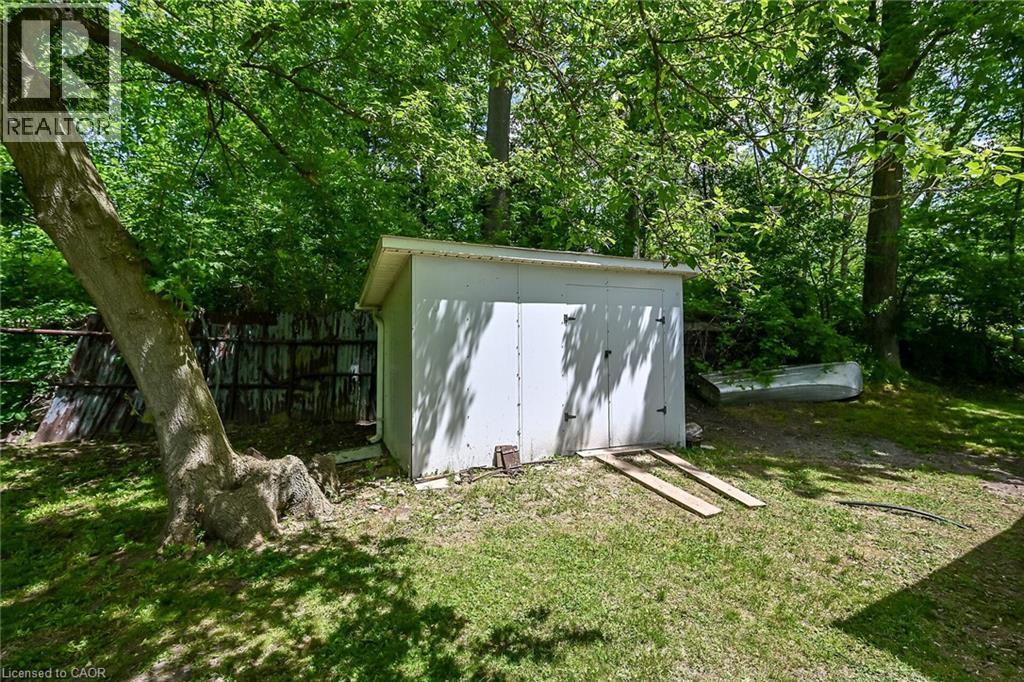 2 TOWNLINE Road E - 33
