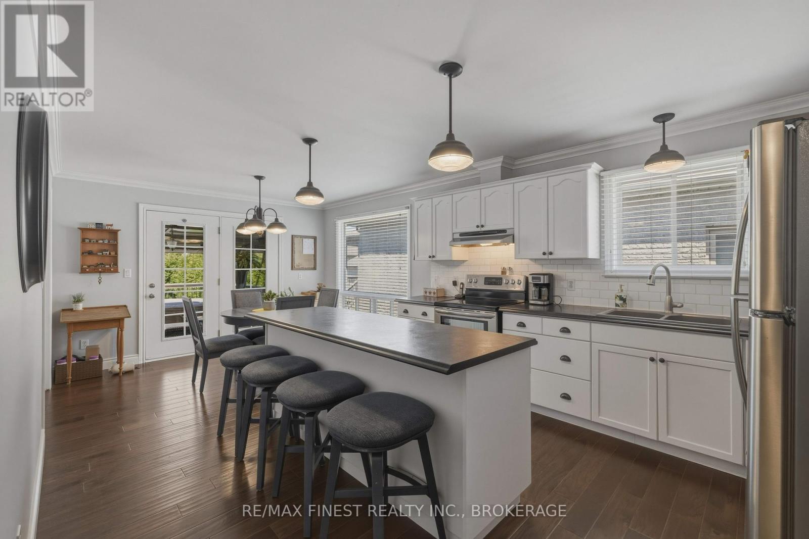320 FRIARHILL CRESCENT - 10