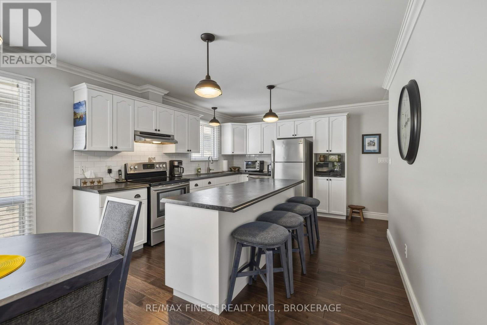 320 FRIARHILL CRESCENT - 11