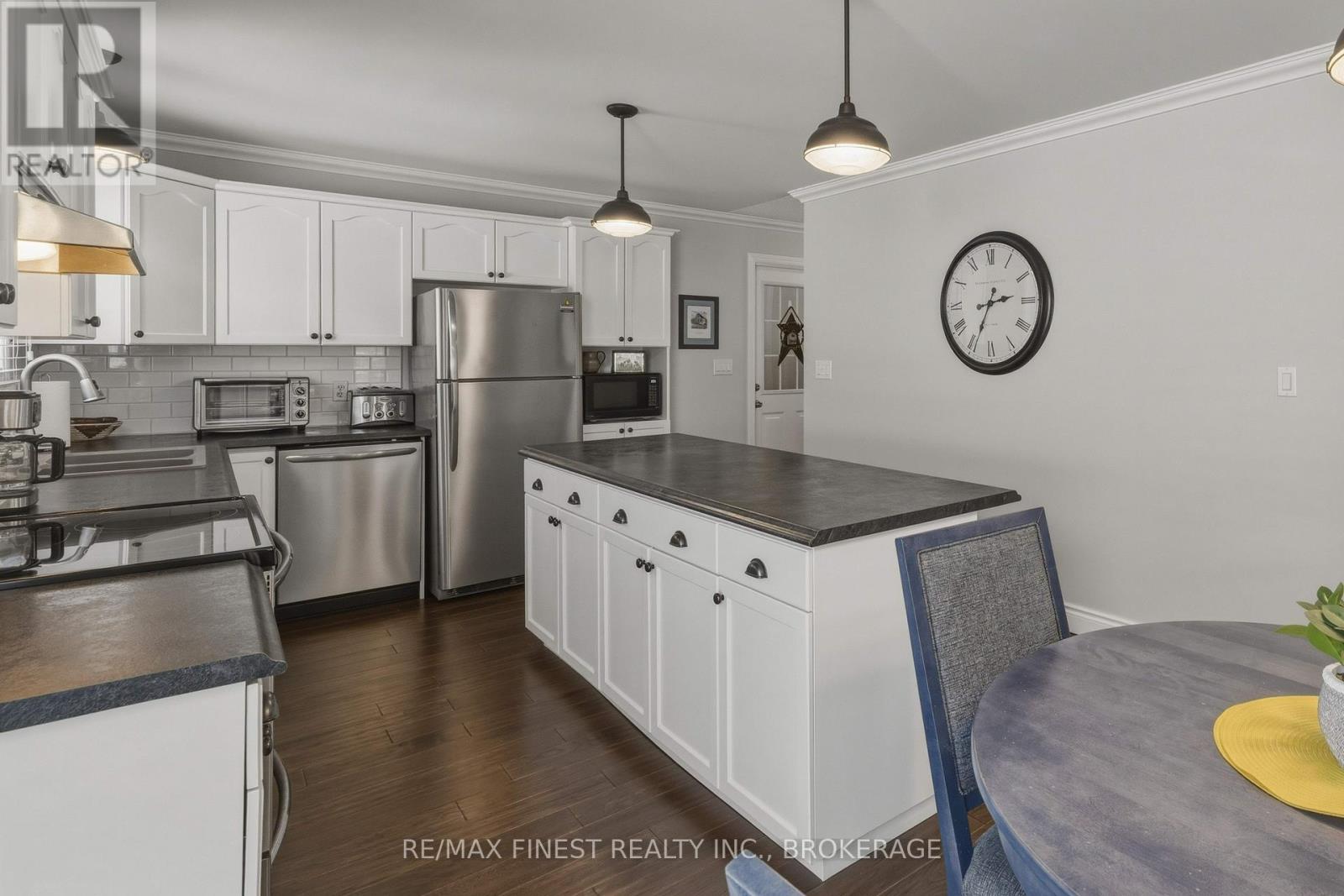320 FRIARHILL CRESCENT - 12