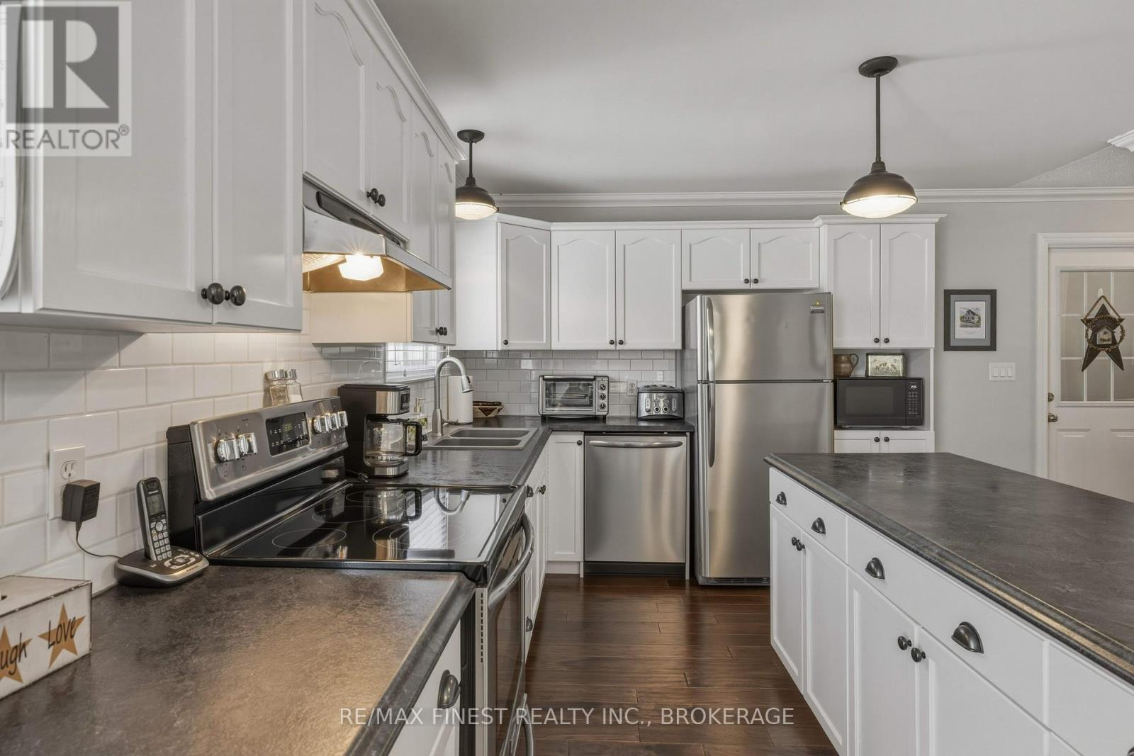 320 FRIARHILL CRESCENT - 13