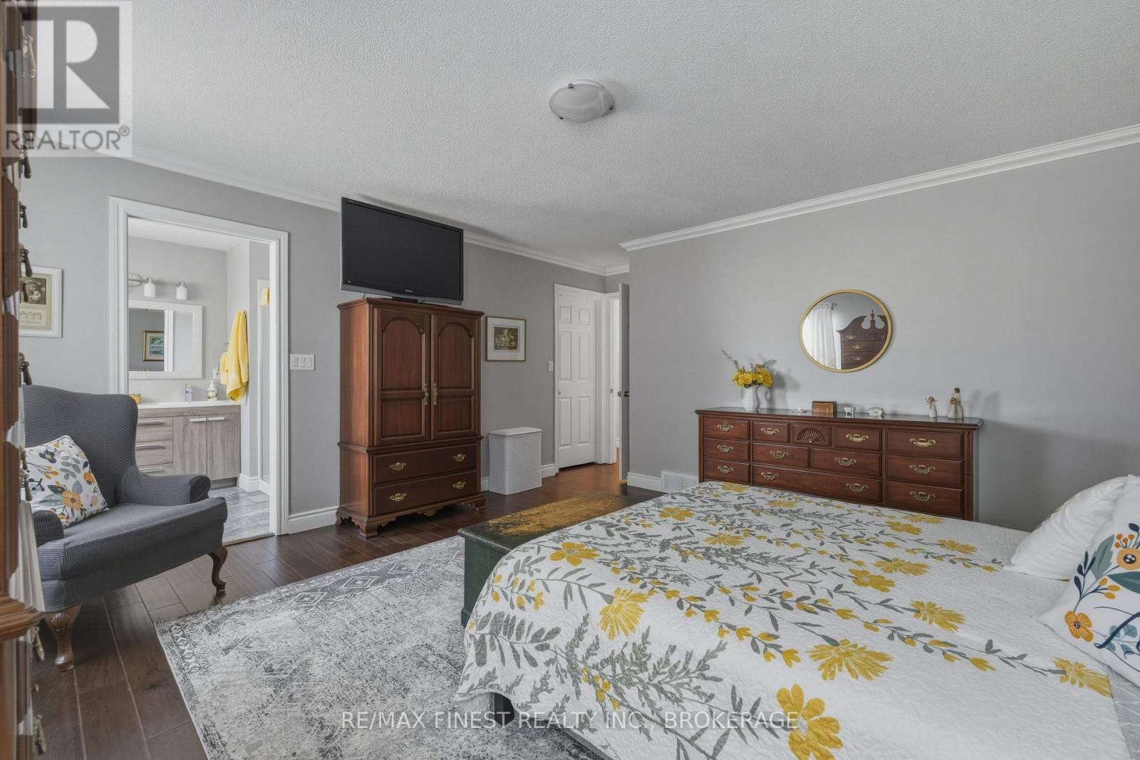320 FRIARHILL CRESCENT - 23