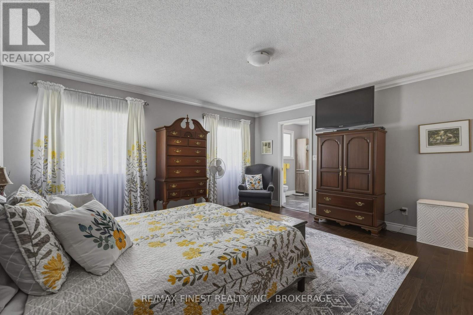 320 FRIARHILL CRESCENT - 24