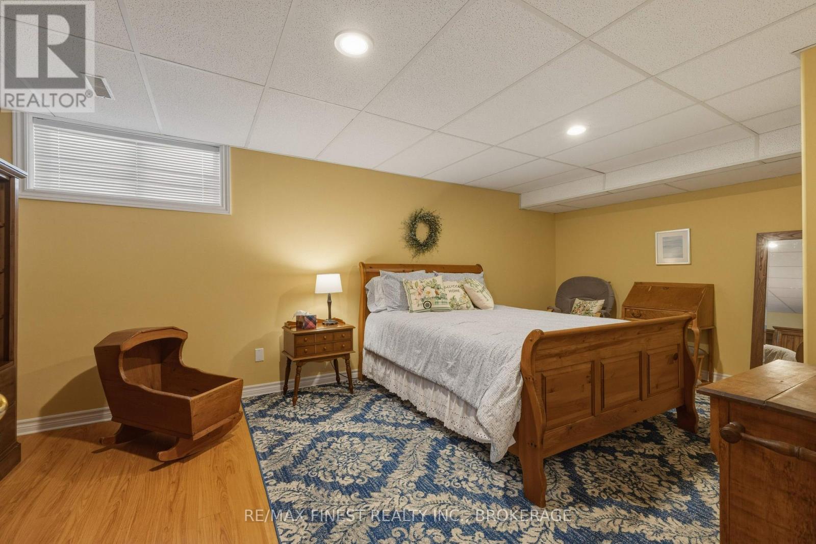 320 FRIARHILL CRESCENT - 28