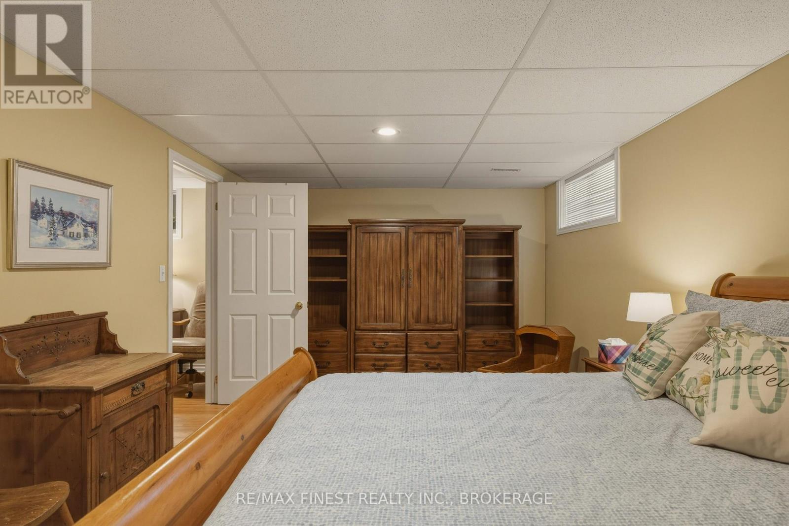 320 FRIARHILL CRESCENT - 29