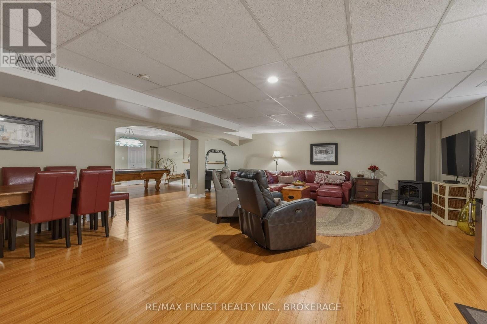 320 FRIARHILL CRESCENT - 31