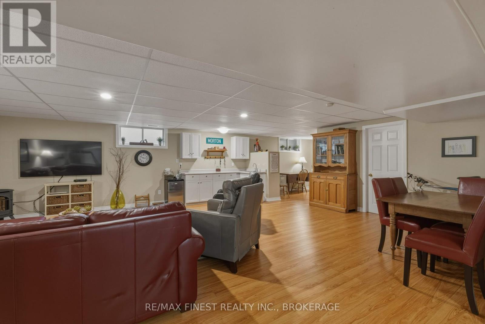 320 FRIARHILL CRESCENT - 32