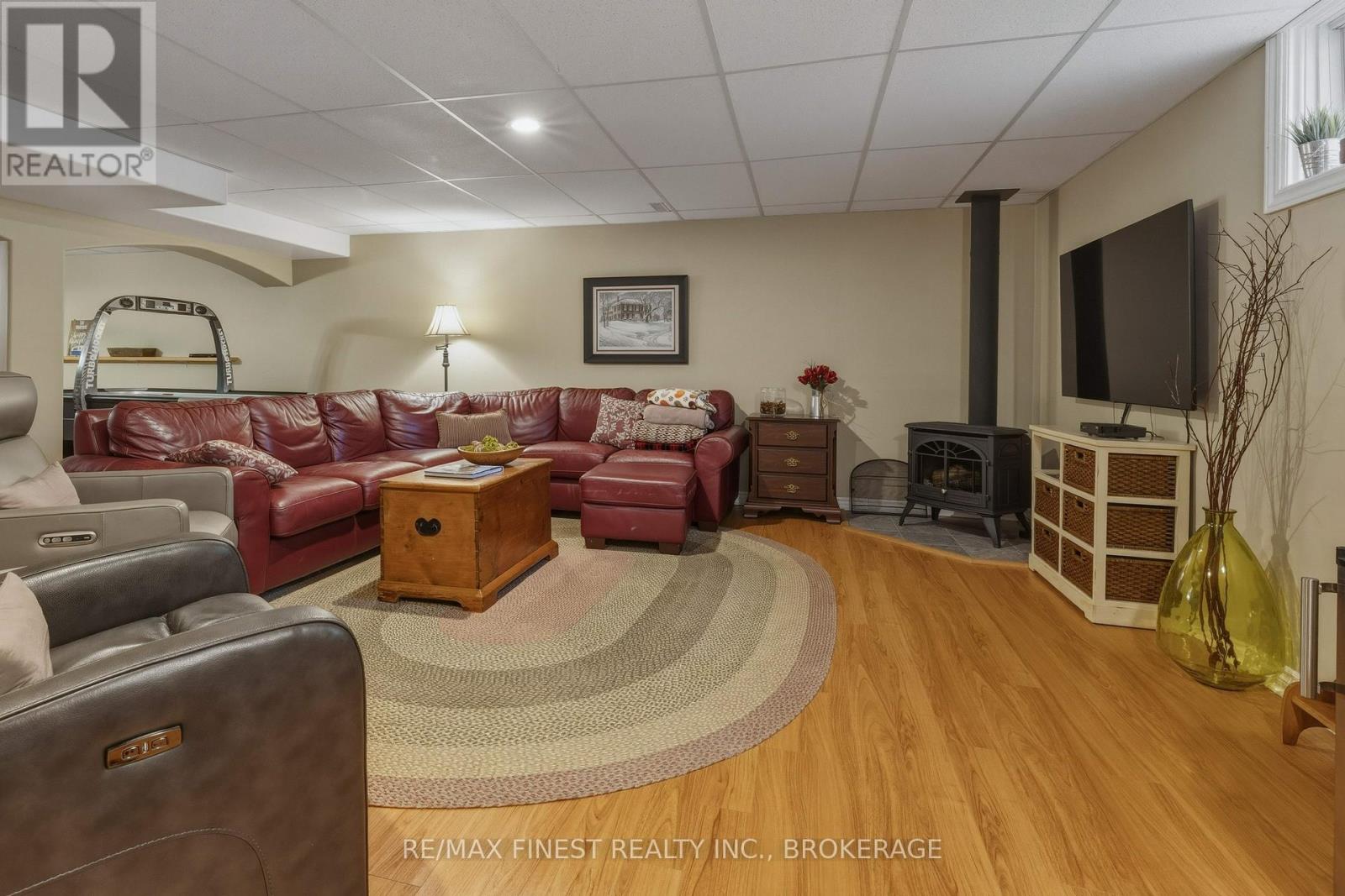 320 FRIARHILL CRESCENT - 33