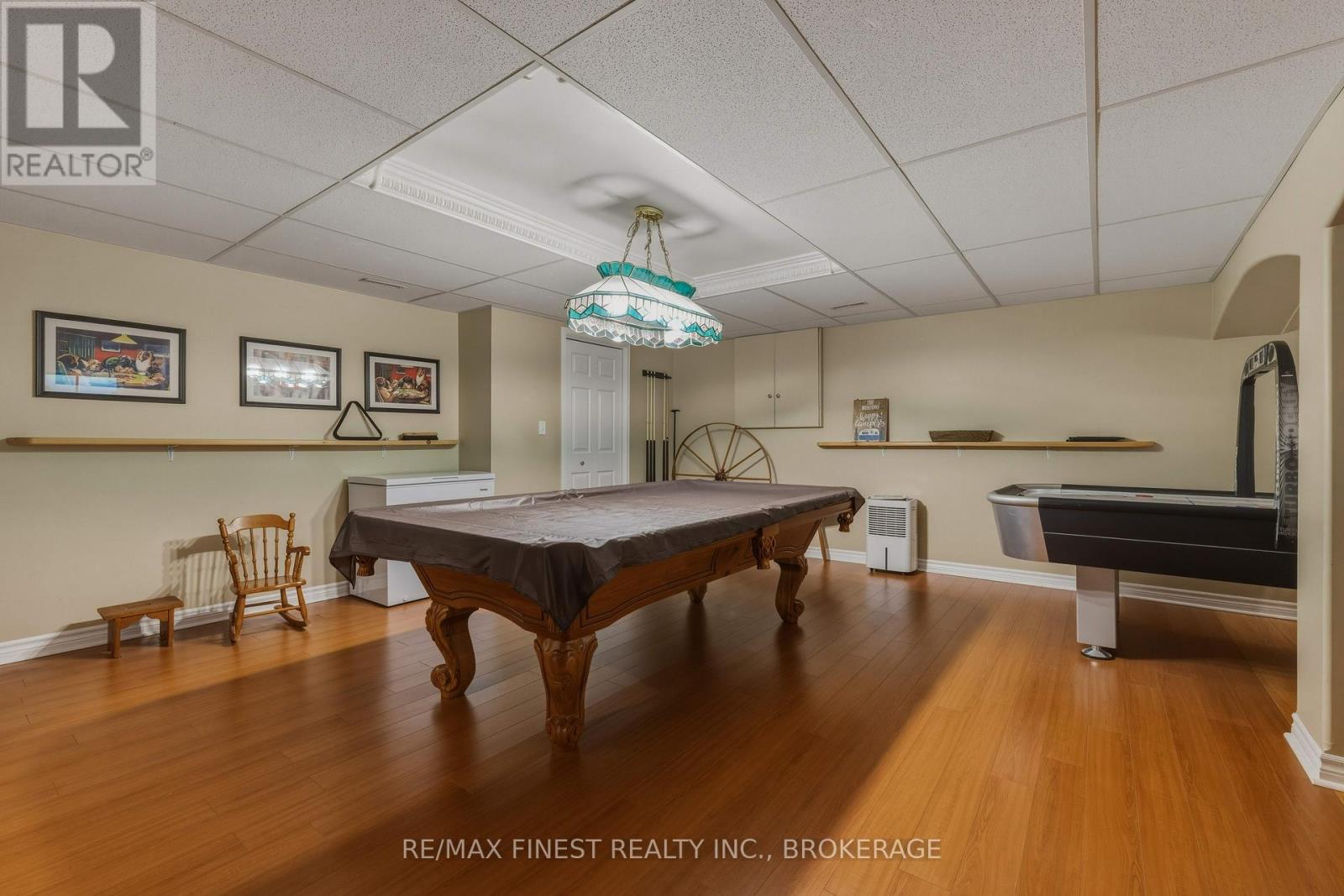 320 FRIARHILL CRESCENT - 36