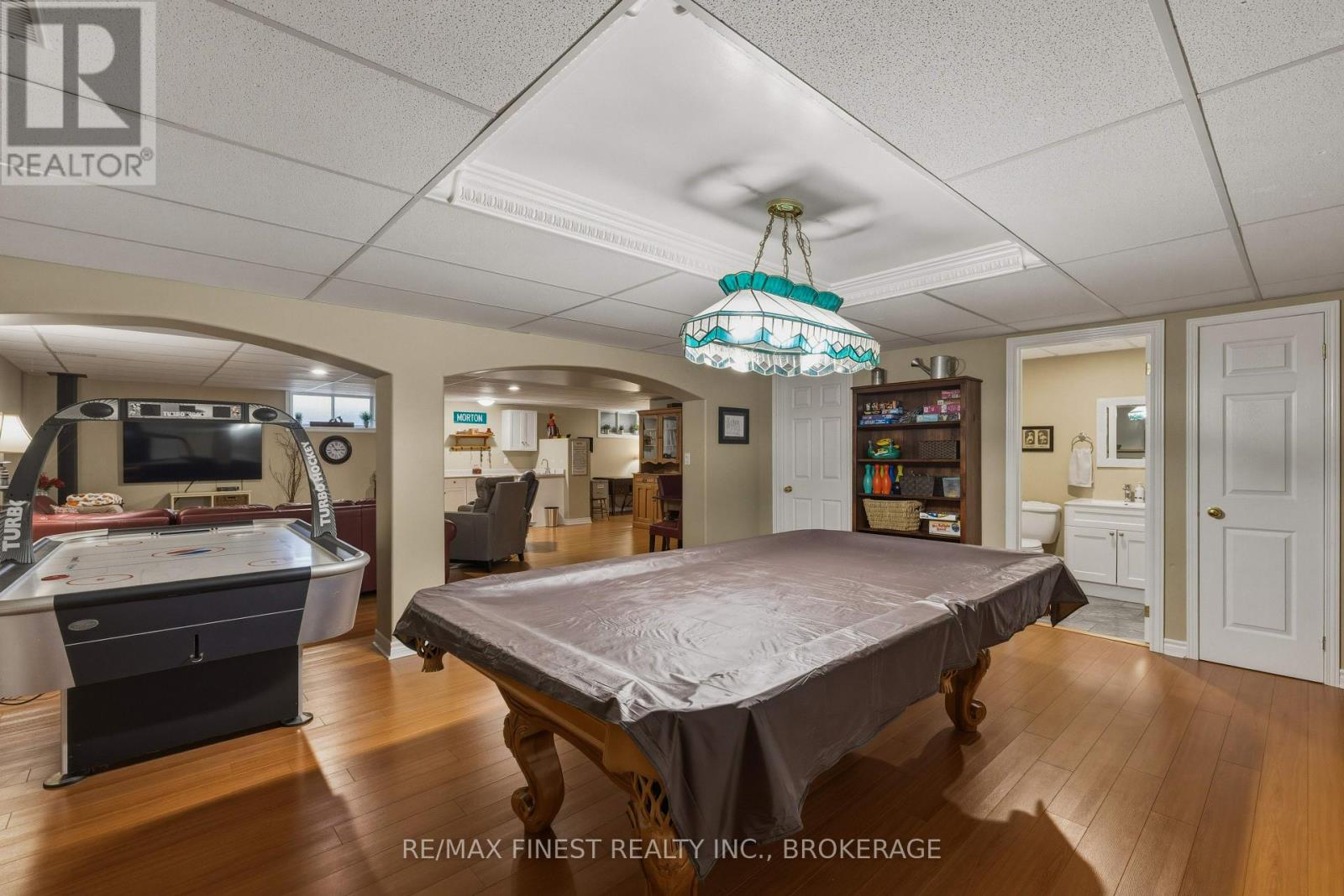 320 FRIARHILL CRESCENT - 37