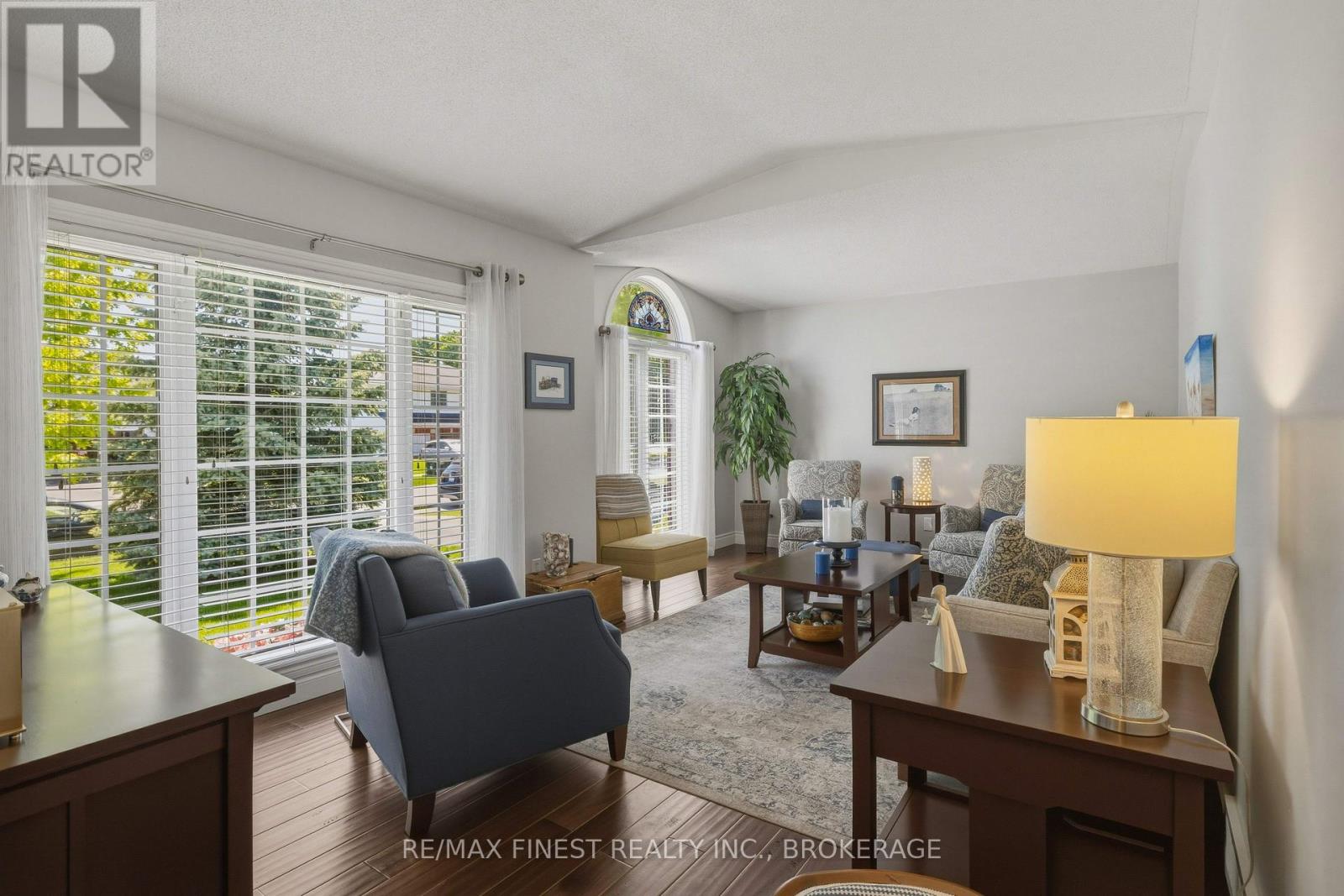 320 FRIARHILL CRESCENT - 6