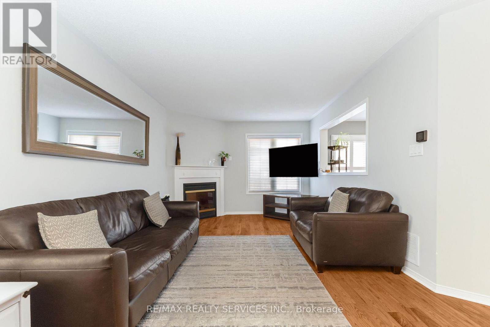295 QUEEN MARY DRIVE - 11