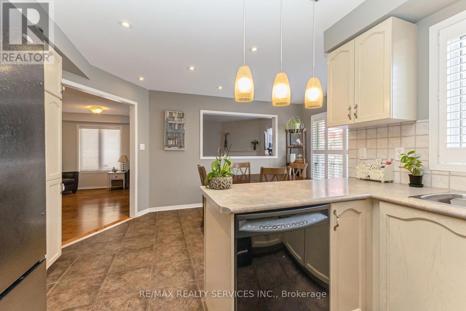 295 QUEEN MARY DRIVE - 13