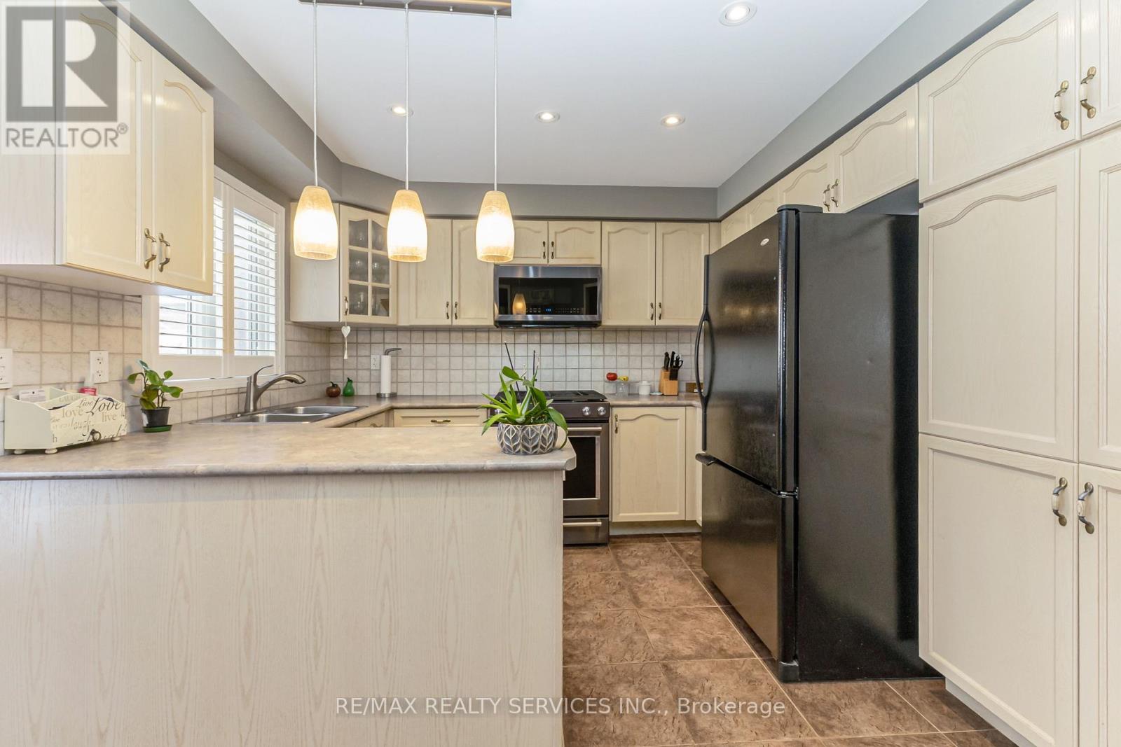 295 QUEEN MARY DRIVE - 14