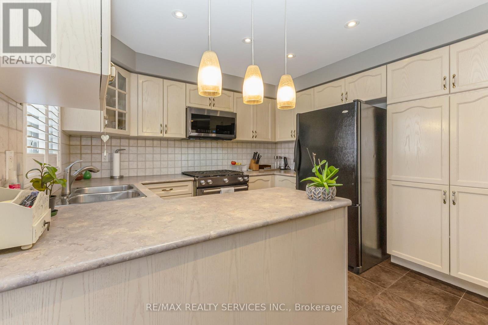 295 QUEEN MARY DRIVE - 15