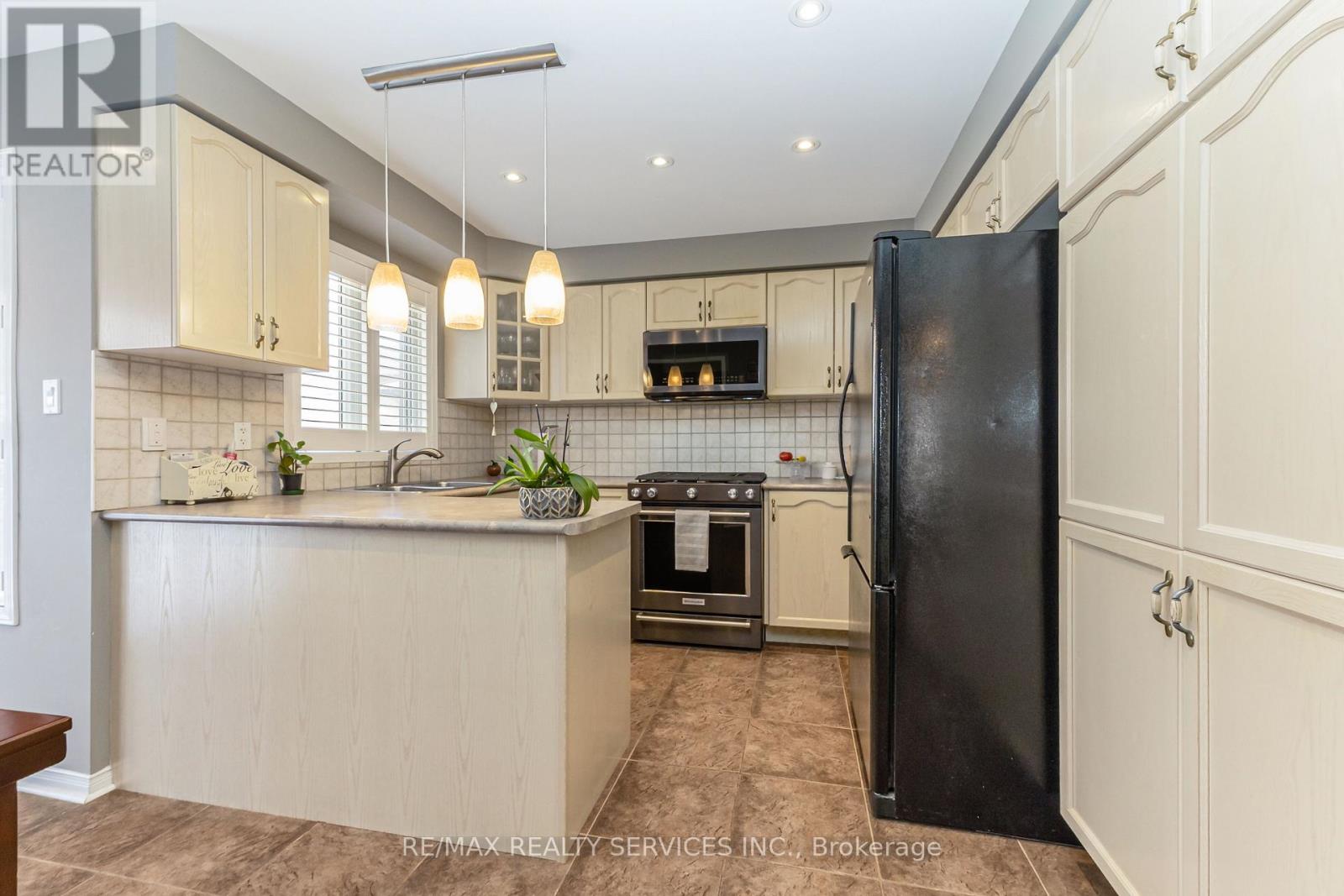 295 QUEEN MARY DRIVE - 16