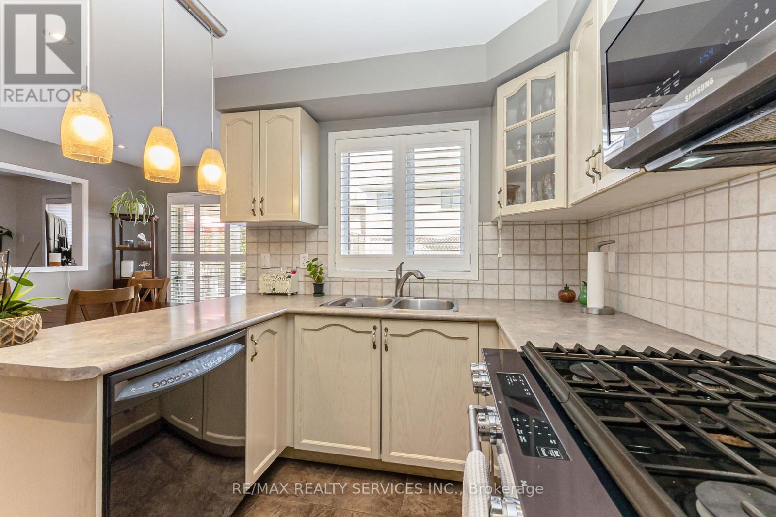 295 QUEEN MARY DRIVE - 17