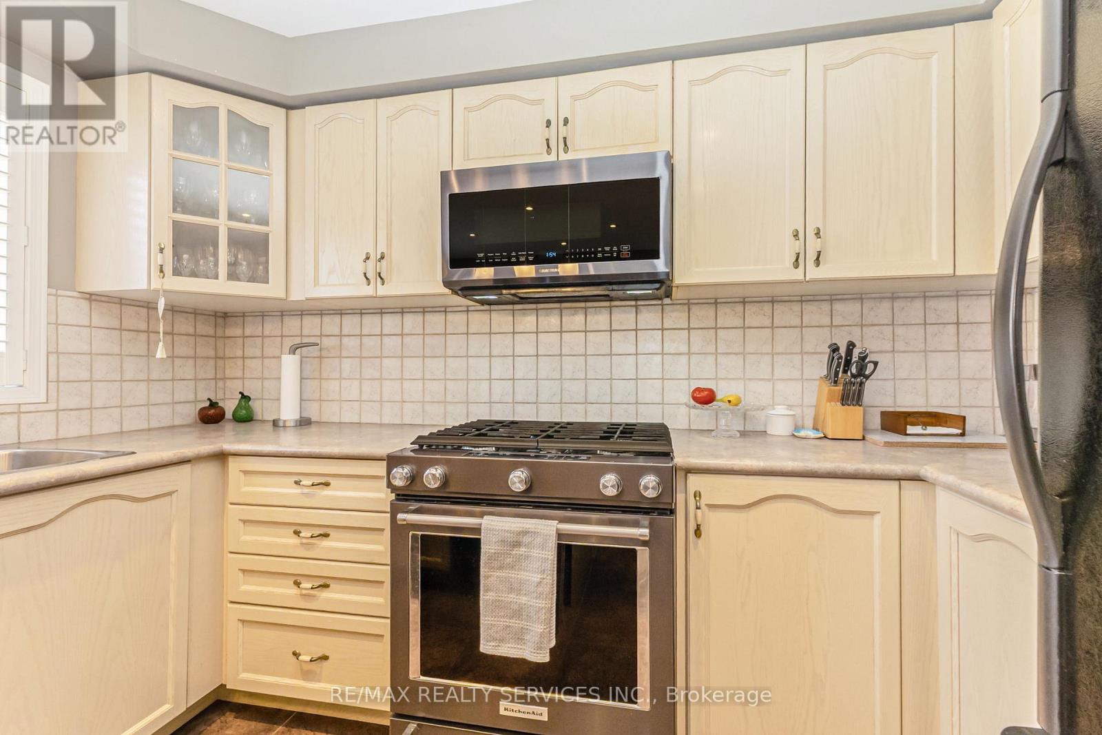 295 QUEEN MARY DRIVE - 18