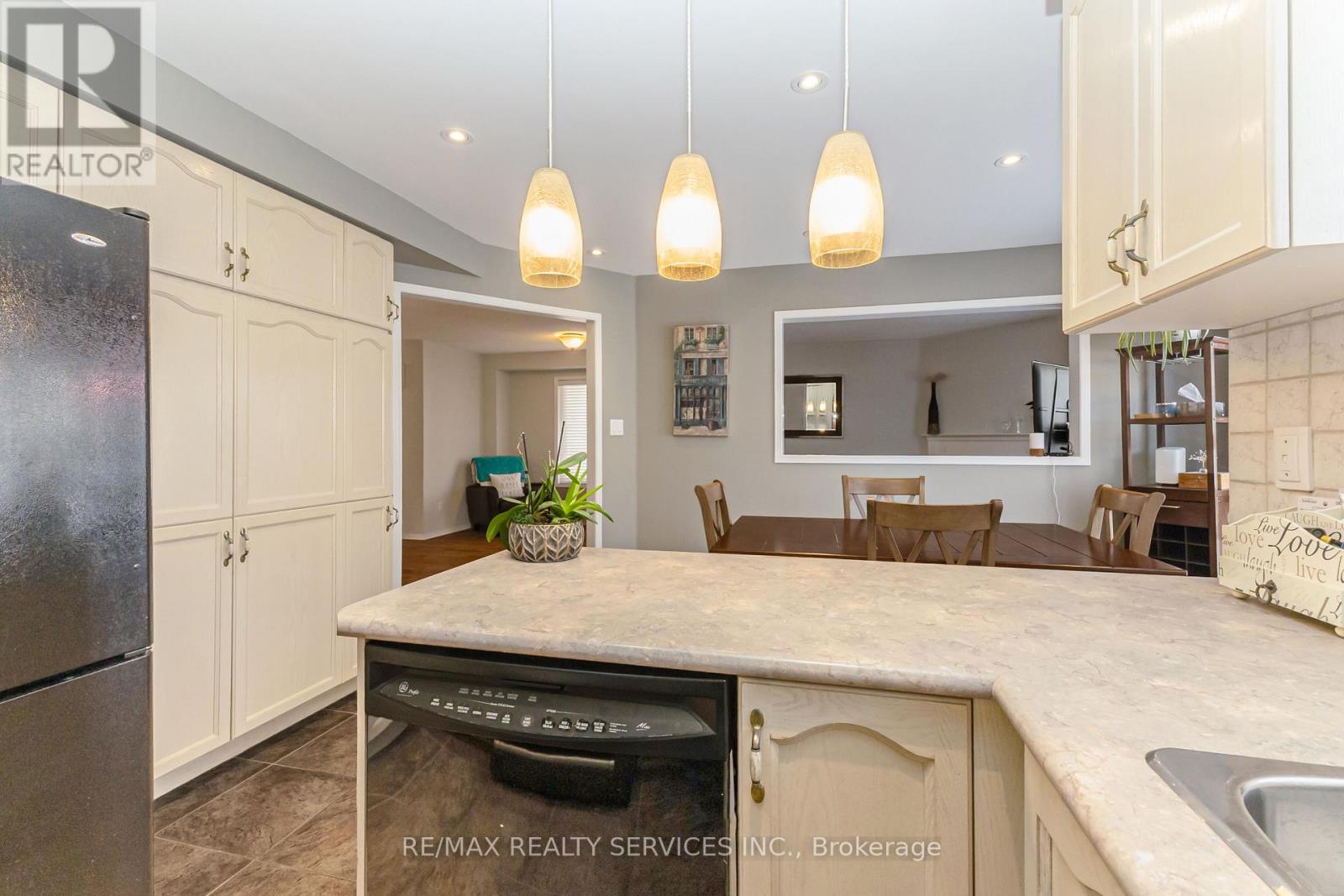 295 QUEEN MARY DRIVE - 20