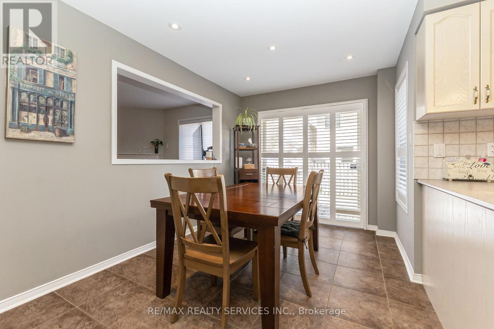295 QUEEN MARY DRIVE - 22