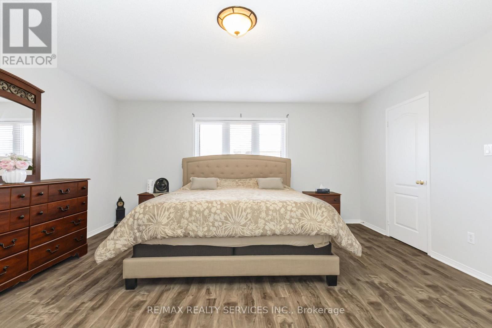 295 QUEEN MARY DRIVE - 26