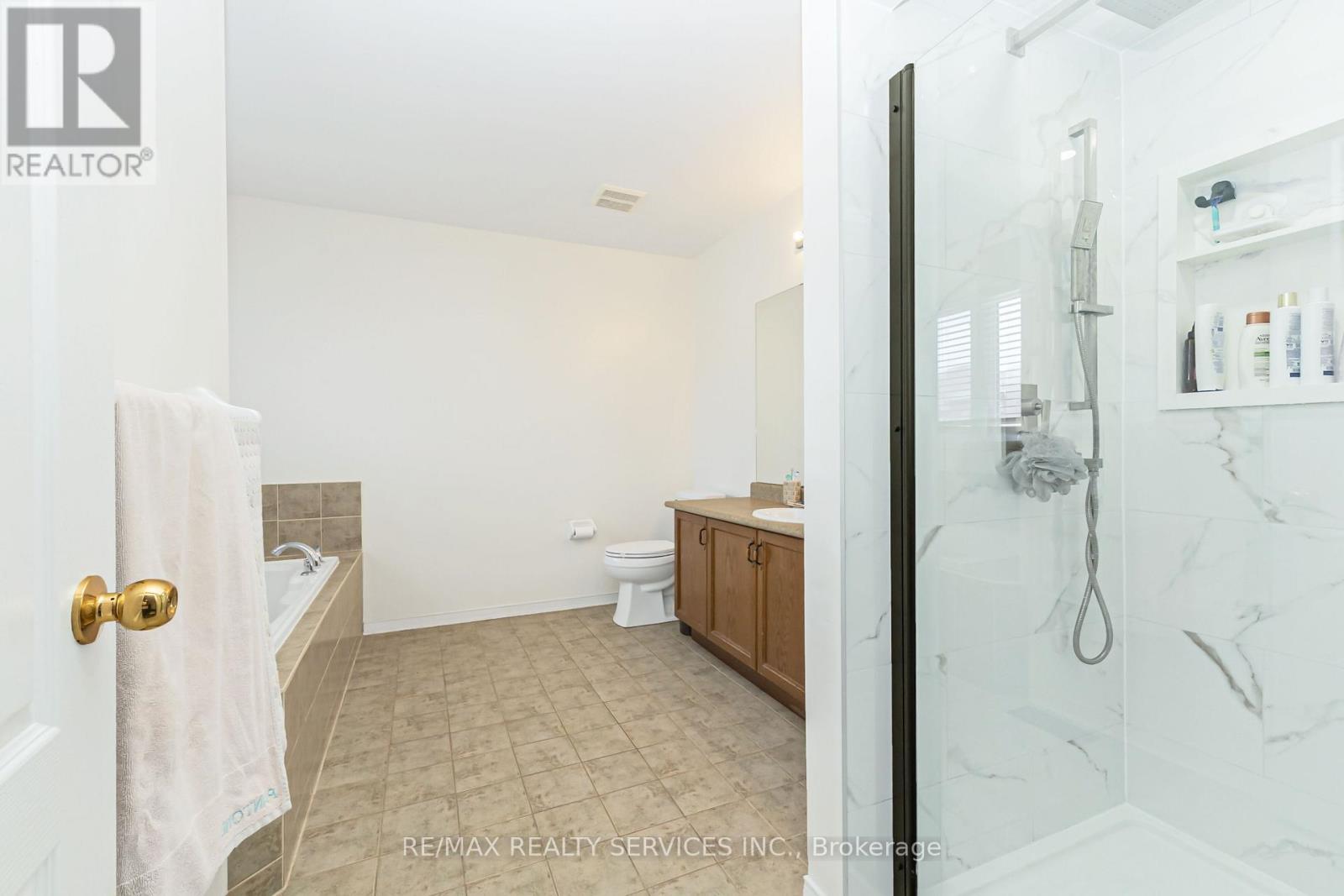 295 QUEEN MARY DRIVE - 28