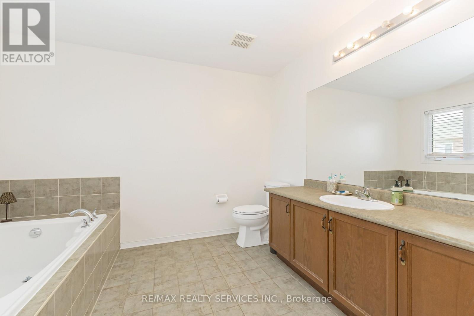 295 QUEEN MARY DRIVE - 29