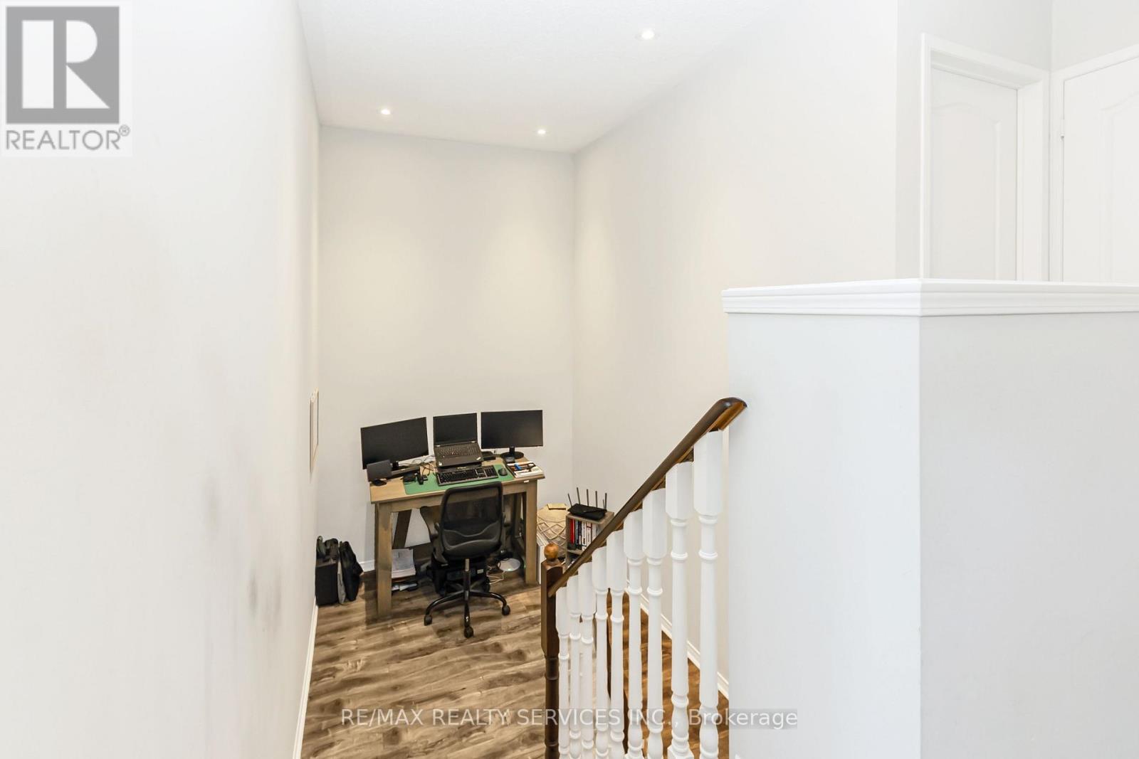 295 QUEEN MARY DRIVE - 35