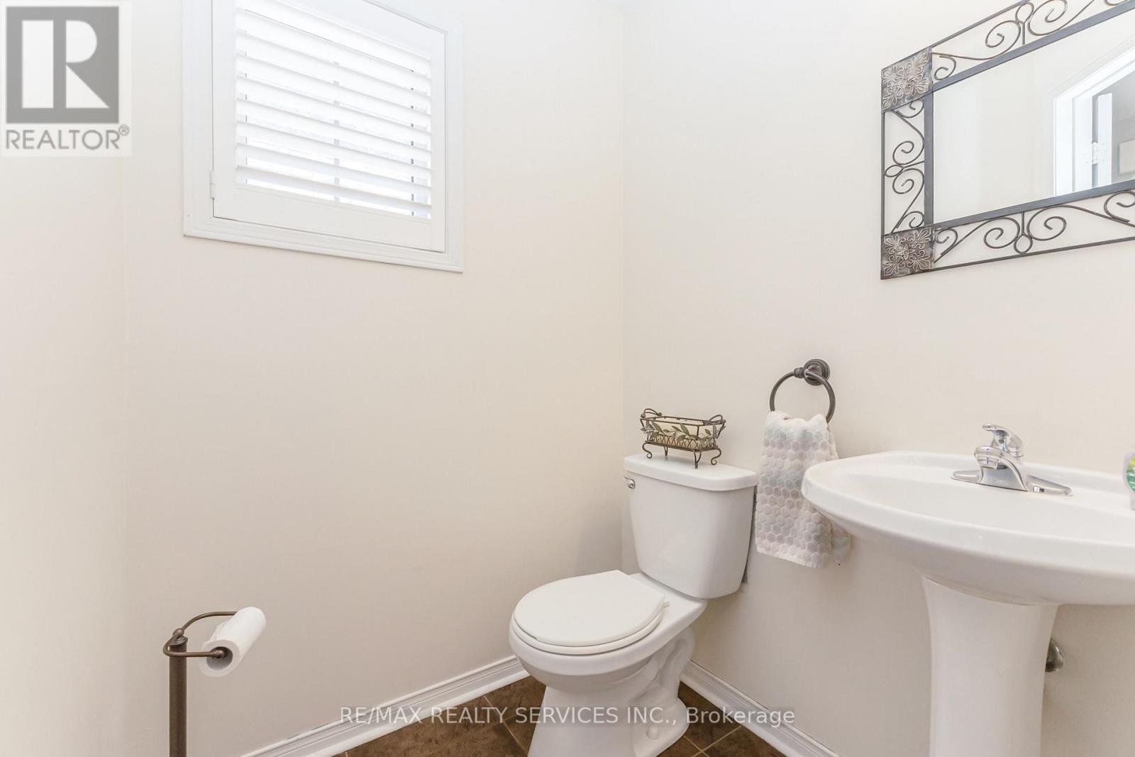 295 QUEEN MARY DRIVE - 7