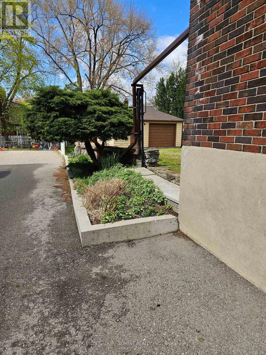318 QUEEN STREET S - 12