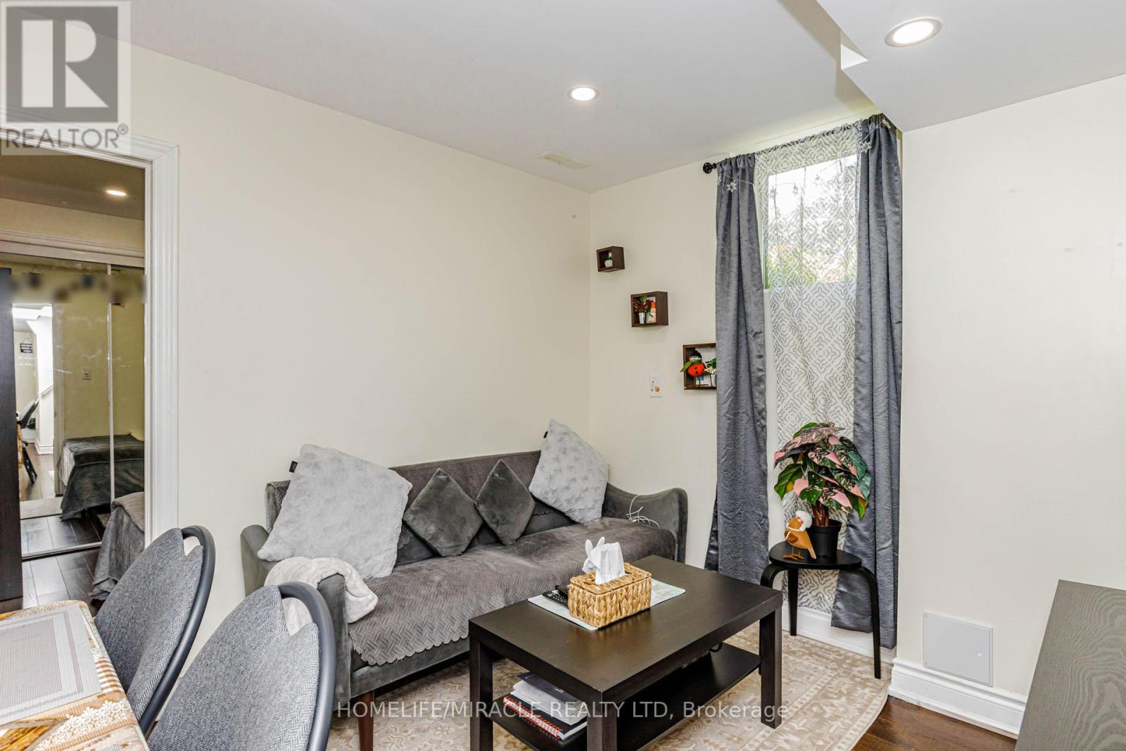120 VICEROY CRESCENT - 37