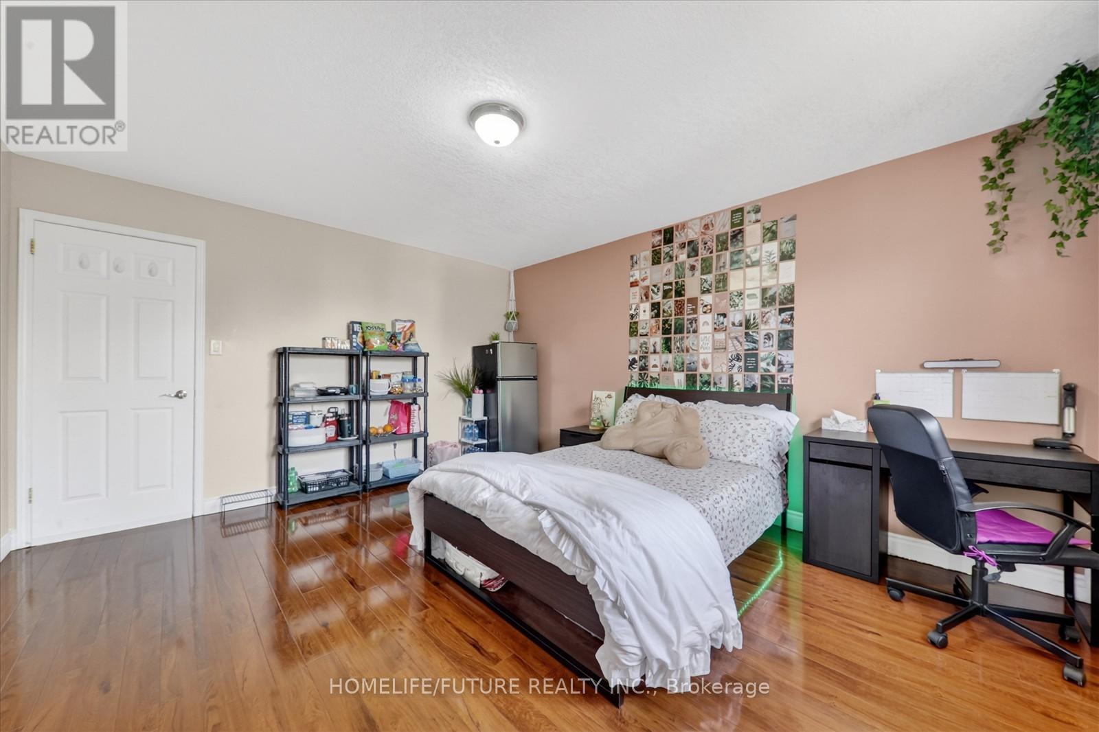 264 HOLBEACH COURT - 23