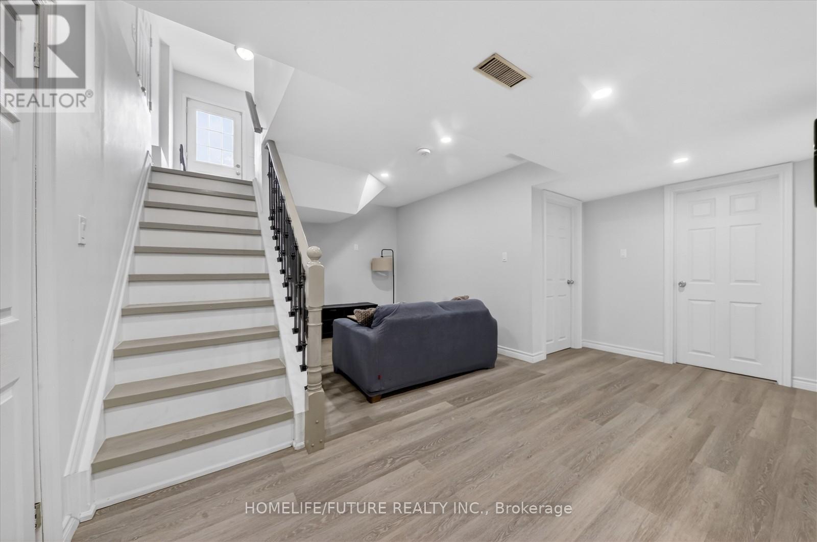 264 HOLBEACH COURT - 31
