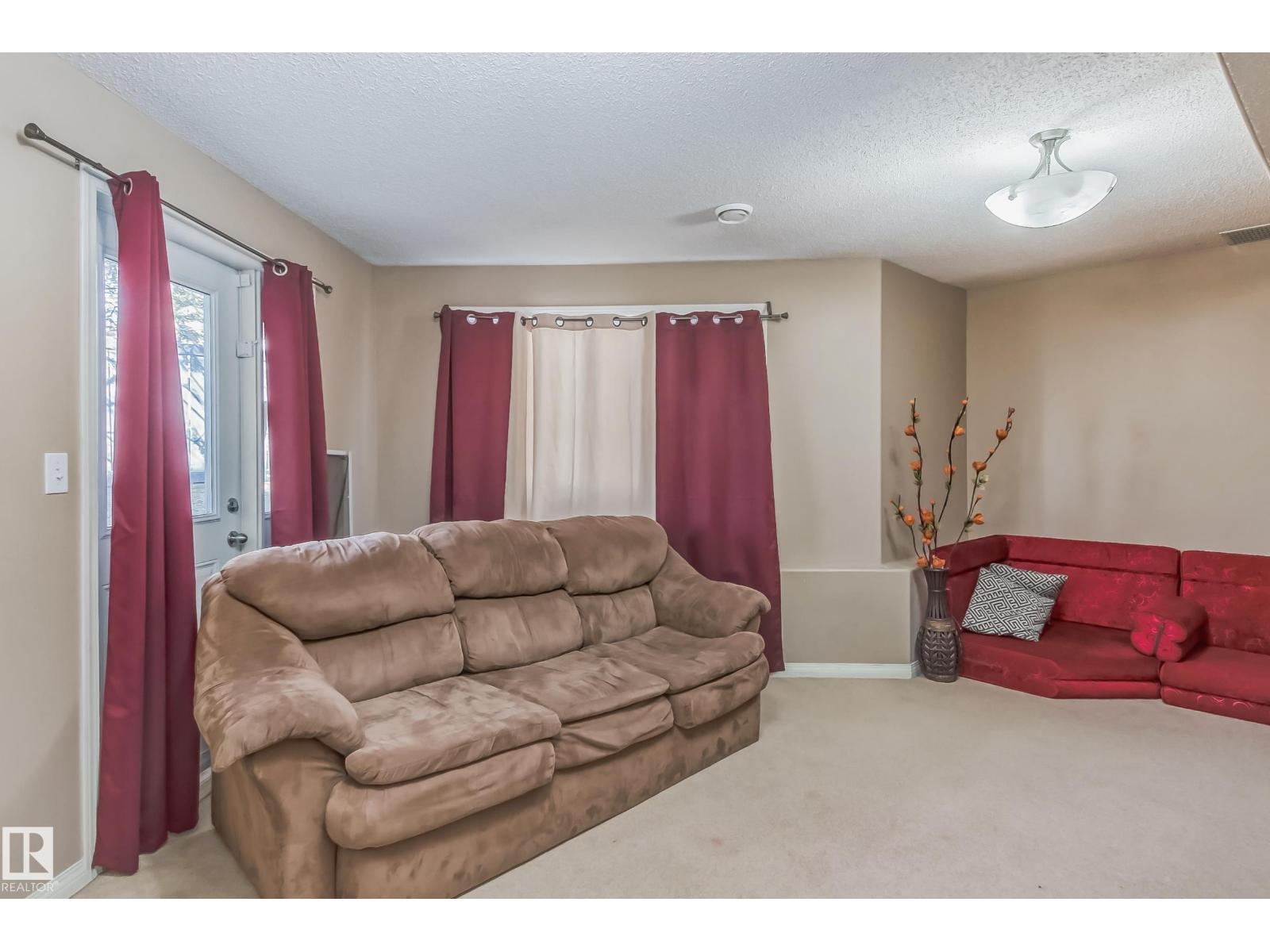 #49 8403 164 AV NW - 38