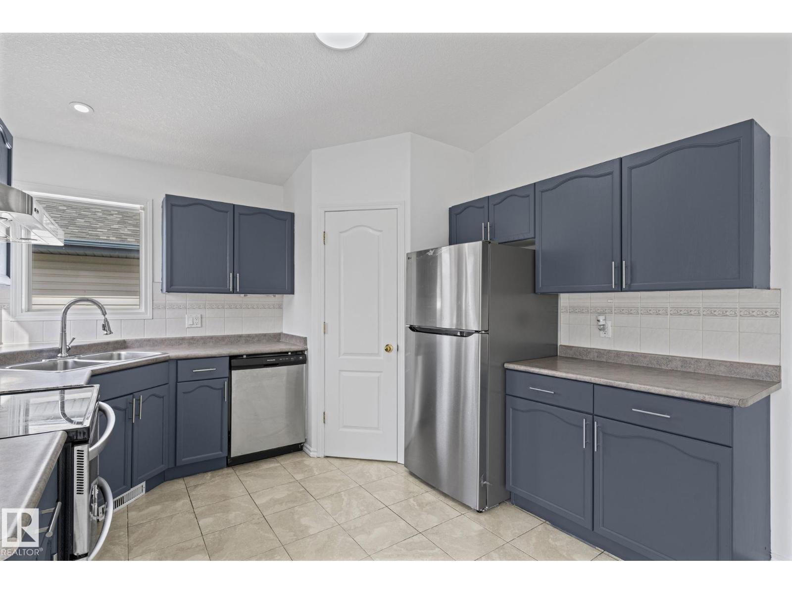 6715 165 AV NW - 14