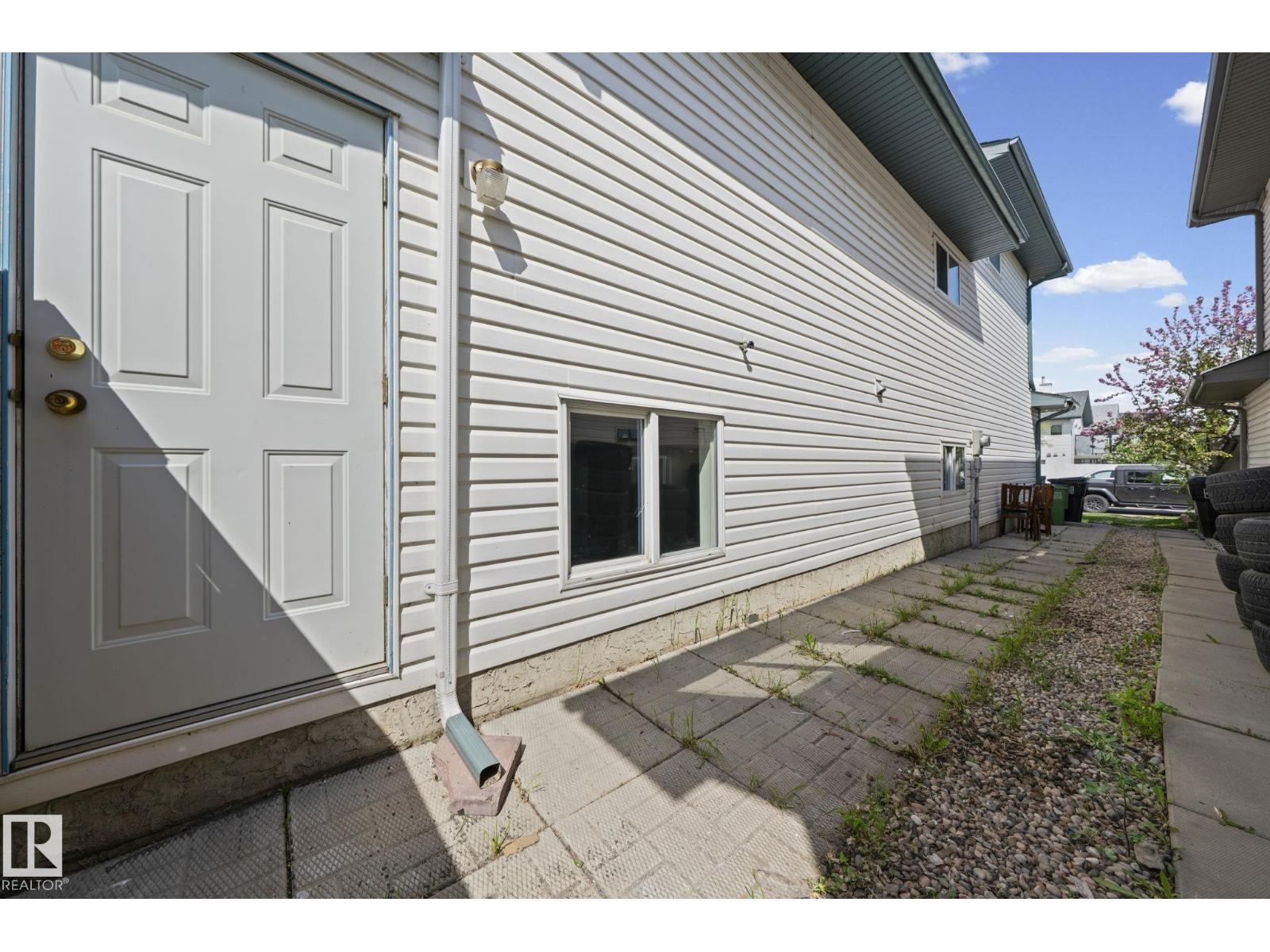 6715 165 AV NW - 48