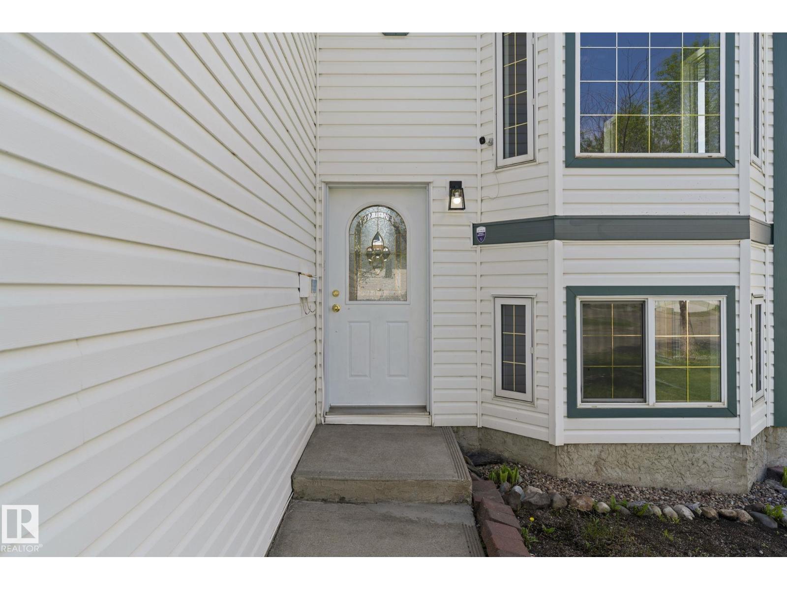 6715 165 AV NW - 6