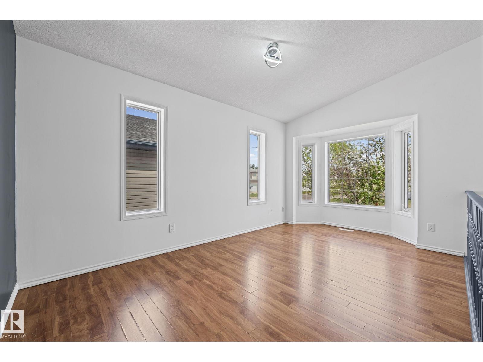 6715 165 AV NW - 9